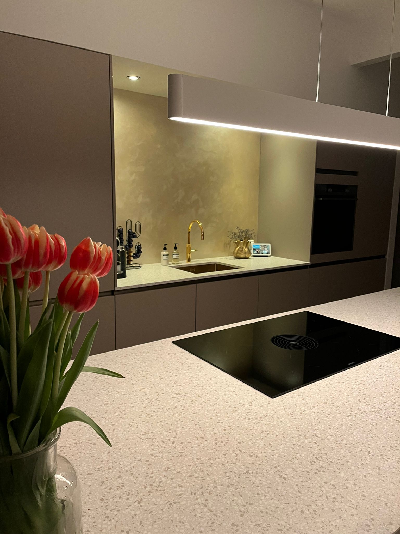 Moderne keuken met een warme stucwand boven het werkblad